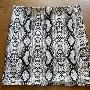 Black and white fitted skirt